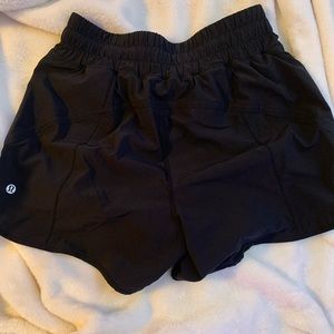 lululemon hottie hots high rise shorts size 6, 5 inches.